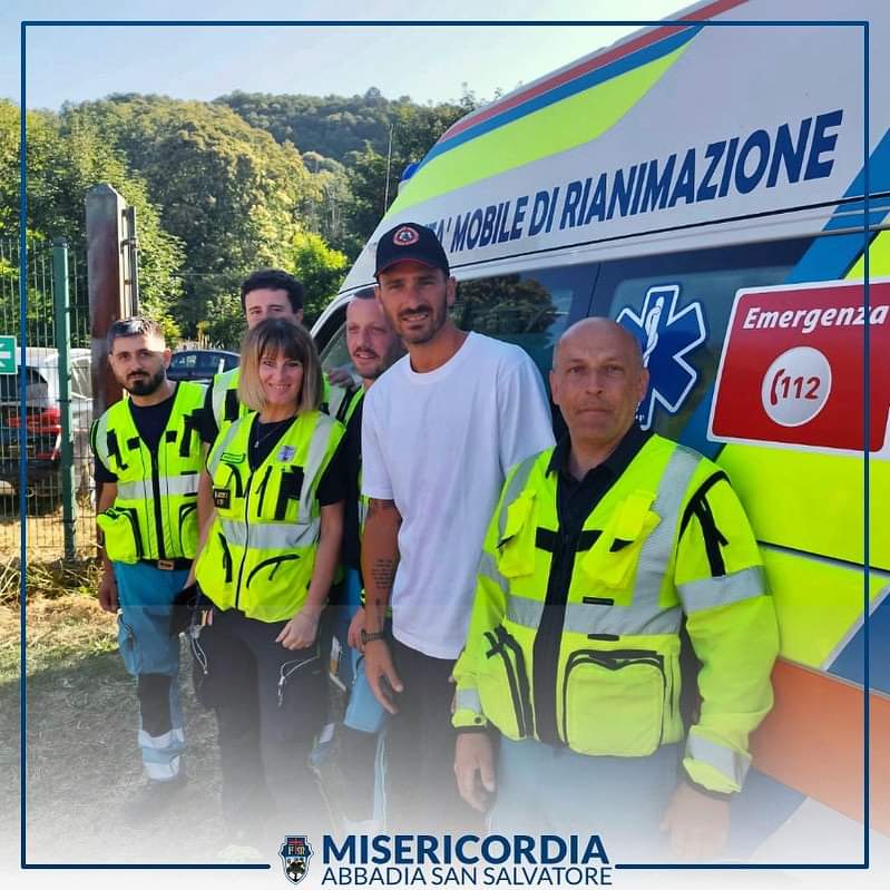 volontari della Misericordia di Abbadia San Salvatore con il calciatore Leonardo Bonucci