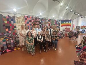 210 coperte realizzate dalle volontarie di San Gimignano: copriranno i più fragili
