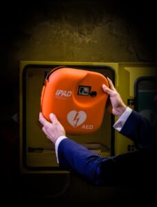 A Certaldo sposo regala defibrillatore