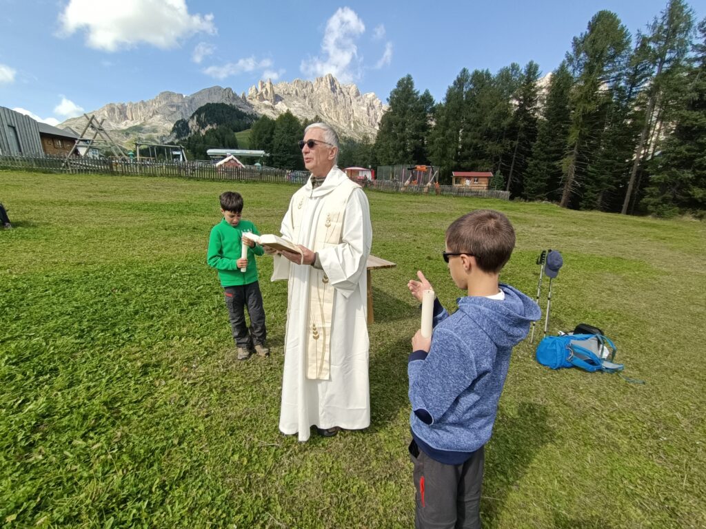 il servizio dei bambini durante la Messa celebrata da Don Claudio