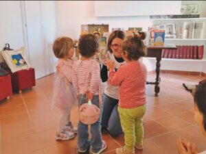Bambini e genitori leggono con le volontarie a Castellina in Chianti